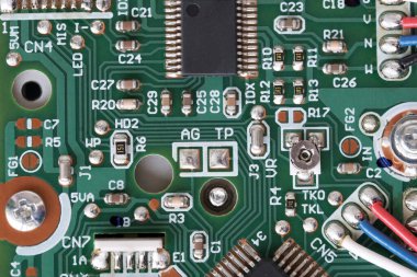 Cihazın dijital elektronik devre kartında çipler ve diğer detaylar yakın çekim makro fotoğrafçılık