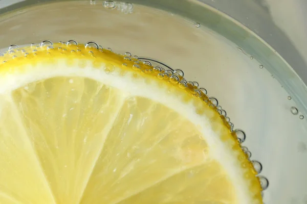 Круглый Ломтик Лимона Газированной Воде Освежающий Лимонад Крупным Планом Макро — стоковое фото