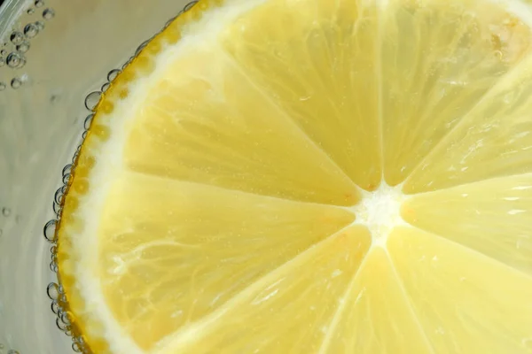 Tondo Fetta Limone Acqua Gassata Spenta Rinfrescante Limonata Primo Piano — Foto Stock