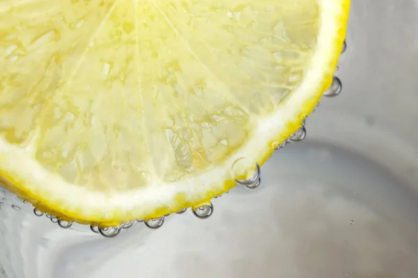 Tondo Fetta Limone Acqua Gassata Spenta Rinfrescante Limonata Primo Piano — Foto Stock