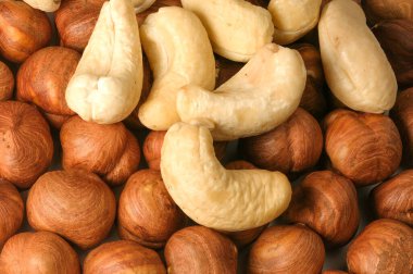 Atıştırmalıklar ve vejetaryen yiyecekler için çeşitli fındıklar. Makro fotoğrafçılık arka planını kapat.