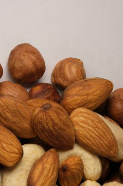 Atıştırmalıklar ve vejetaryen yiyecekler için çeşitli fındıklar. Makro fotoğrafçılık arka planını kapat.