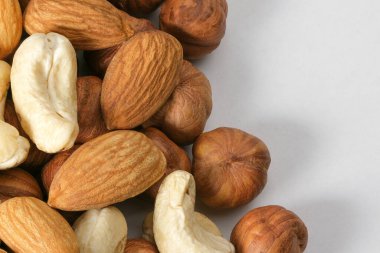 Atıştırmalıklar ve vejetaryen yiyecekler için çeşitli fındıklar. Makro fotoğrafçılık arka planını kapat.