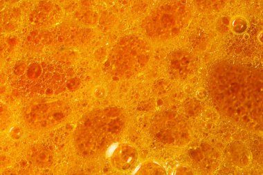 Petrol ve yağ çözücüden su kabarcıkları içeren soyut kırmızı ve sarı arkaplan makro fotoğrafçılığı kapat