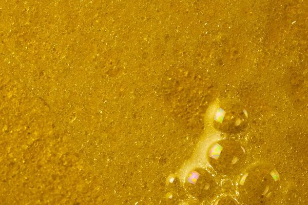 石油和脂肪溶剂中水泡的黄色背景对宏观摄影效果的影响 — 图库照片