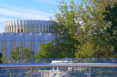 Ukrayna 'nın Kiev kentindeki Ukrayna Evi, 28 Eylül 2020, aydınlık sonbahar günü, yaya köprüsünden manzara