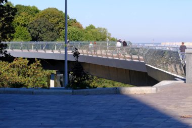 Kiev, Ukrayna 'nın Kiev şehrinin yüksek sağ kıyısından Dinyeper Nehri ve yerleşim alanlarının görüntüsü, 28 Eylül 2020