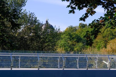 Aziz Alexander Katedrali, Kiev, yaya köprüsünden manzara, aydınlık sonbahar günü, yakın çekim