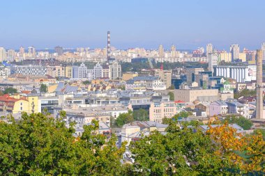 Kiev şehri, Ukrayna 'da Andreevsky Uzviz sokağının yanından Kievsky bölgesinin görüntüsü, 28 Eylül 2020