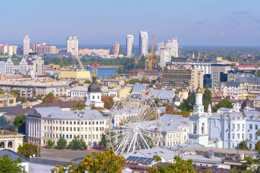 Kiev şehri, Ukrayna 'da Andreevsky Uzviz sokağının yanından Kievsky bölgesinin görüntüsü, 28 Eylül 2020