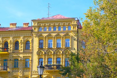 Mimari unsurlar ve Andreevskiy Uzviz caddesi Kiev City, Ukrayna 'ya inşa edilen konut binalarının manzarası, 28 Eylül 2020