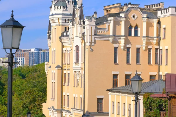 Elementos Arquitetônicos Vista Edifícios Residenciais Construídos Rua Andreevskiy Uzviz Kiev — Fotografia de Stock