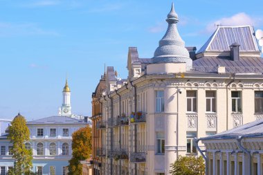 Mimari unsurlar ve Andreevskiy Uzviz caddesi Kiev City, Ukrayna 'ya inşa edilen konut binalarının manzarası, 28 Eylül 2020