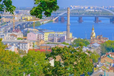 Kiev, Ukrayna 'nın Kiev şehrinin yüksek sağ kıyısından Dinyeper Nehri ve yerleşim alanlarının görüntüsü, 28 Eylül 2020