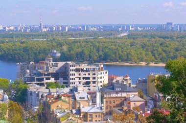 Kiev, Ukrayna 'nın Kiev şehrinin yüksek sağ kıyısından Dinyeper Nehri ve yerleşim alanlarının görüntüsü, 28 Eylül 2020