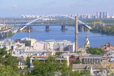 Kiev, Ukrayna 'nın Kiev şehrinin yüksek sağ kıyısından Dinyeper Nehri ve yerleşim alanlarının görüntüsü, 28 Eylül 2020