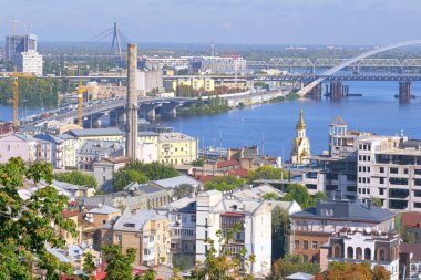 Kiev, Ukrayna 'nın Kiev şehrinin yüksek sağ kıyısından Dinyeper Nehri ve yerleşim alanlarının görüntüsü, 28 Eylül 2020