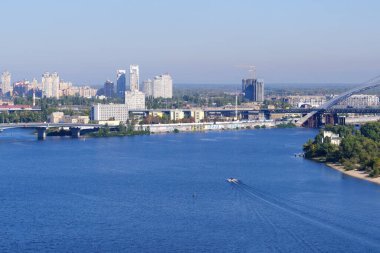Kiev, Ukrayna 'nın Kiev şehrinin yüksek sağ kıyısından Dinyeper Nehri ve yerleşim alanlarının görüntüsü, 28 Eylül 2020