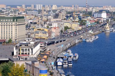 Kiev, Ukrayna 'nın Kiev şehrinin yüksek sağ kıyısından Dinyeper Nehri ve yerleşim alanlarının görüntüsü, 28 Eylül 2020