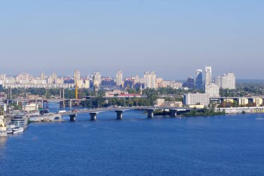 Kiev, Ukrayna 'nın Kiev şehrinin yüksek sağ kıyısından Dinyeper Nehri ve yerleşim alanlarının görüntüsü, 28 Eylül 2020