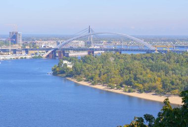 Kiev, Ukrayna 'nın Kiev şehrinin yüksek sağ kıyısından Dinyeper Nehri ve yerleşim alanlarının görüntüsü, 28 Eylül 2020