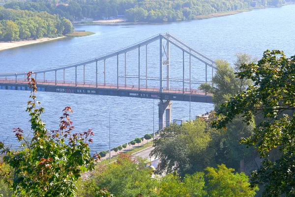 Zicht Rivier Dnjepr Voetgangersbrug Vanaf Rechteroever Van Stad Kiev Oekraïne — Stockfoto