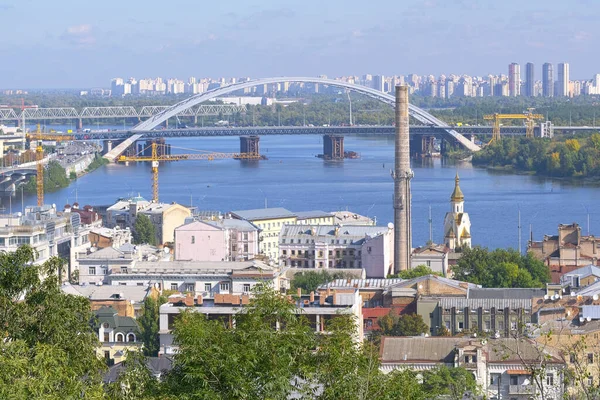 Kiev, Ukrayna 'nın Kiev şehrinin yüksek sağ kıyısından Dinyeper Nehri ve yerleşim alanlarının görüntüsü, 28 Eylül 2020