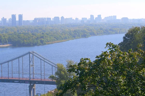 キエフ ウクライナ 9月28 2020の街の右上の銀行からのドニエプル川とキエフの住宅地の眺め — ストック写真
