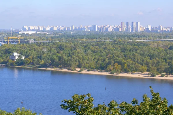 キエフ ウクライナ 9月28 2020の街の右上の銀行からのドニエプル川とキエフの住宅地の眺め — ストック写真