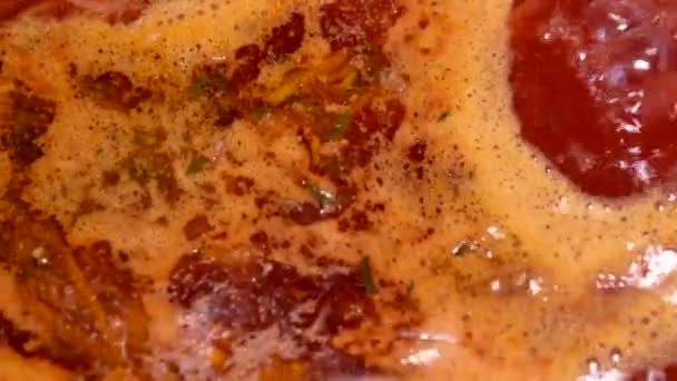 肉汁にトマト キャベツ ジャガイモを入れた最初の皿のボルシチスープは ストーブの上の鍋で準備されています クローズアップ マクロビデオ — ストック動画