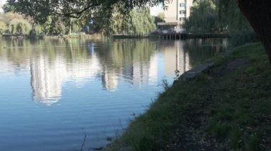 Ukrayna 'nın başkenti Kiev' in Goloseevsky ilçesinde 15 Ekim 2020 'de güneşli bir günde çekilen sonbahar gölü manzarası