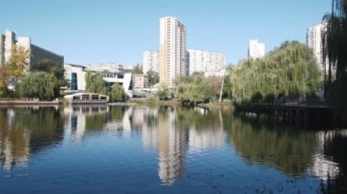 Ukrayna 'nın başkenti Kiev' in Goloseevsky ilçesinde 15 Ekim 2020 'de güneşli bir günde çekilen sonbahar gölü manzarası