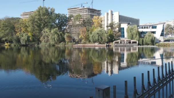 10月の15 2020で晴れた日に撮影されたウクライナのキエフ市のGoloseevsky地区の緑地帯での秋の湖の景色 — ストック動画