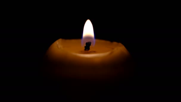 斯泰林蜡烛在黑色背景下燃烧高分辨率视频剪辑特写 — 图库视频影像