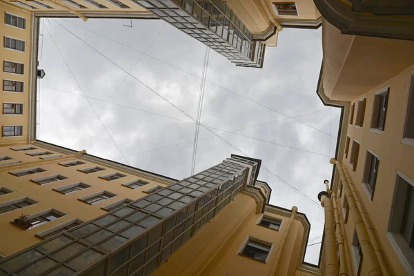 San Petersburgo Rusia Viejo Patio Bien Vista Inferior Hacia Arriba — Foto de Stock