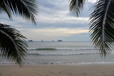 Tayland adası Koh Chang. Bulutlu gri gökyüzü ile kum plaj