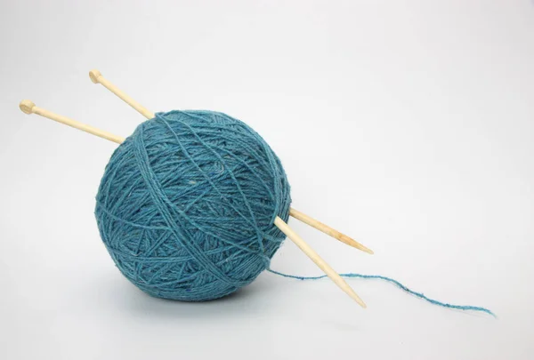 白色背景上的蓝色羊毛和针织针织针织 — 图库照片