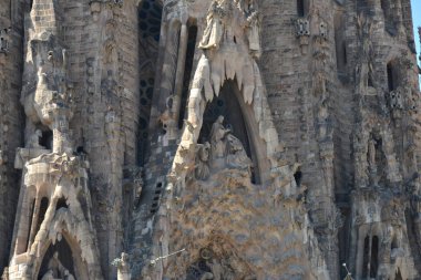 La Sagrada Familia Katedrali Antoni Gaudi tarafından tasarlanmıştır
