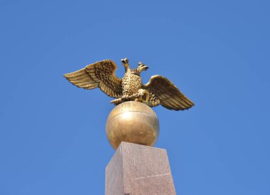 Mavi gökyüzünün arka planına karşı Altın Çift Kartal