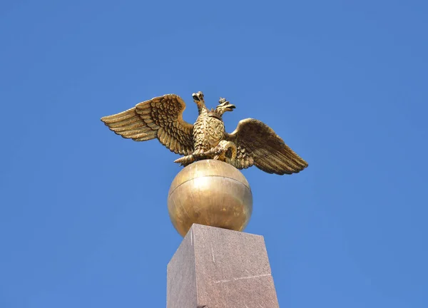 Golden Double Eagle a háttérben a kék ég — Stock Fotó