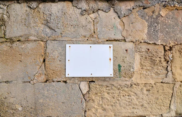Beyaz Taştan Eski Bir Duvar Taş Duvarda Beyaz Plaka — Stok fotoğraf