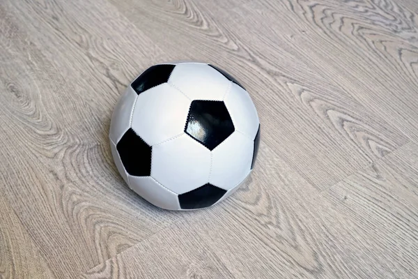 Ποδόσφαιρο Λευκή Μπάλα Ξύλινο Πάτωμα — Φωτογραφία Αρχείου