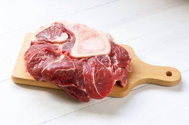 taze çiğ dana etli kemik