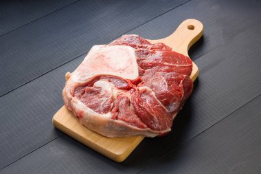 taze çiğ dana etli kemik