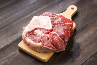 taze çiğ dana etli kemik