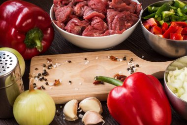 et gulaş malzemeler kesme tahtası ile sığır eti