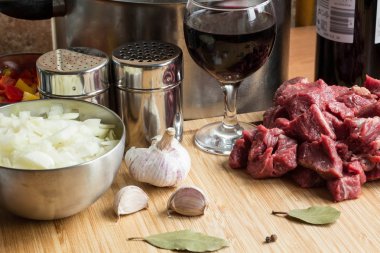 Lezzetli Dana Gulaş malzemeler