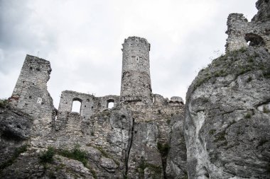Ogrodzieniec ortaçağ kalesi kalıntıları, Silezya, Polonya.
