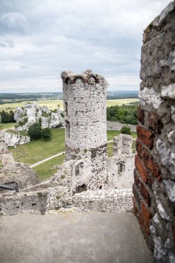 Ogrodzieniec ortaçağ kalesi kalıntıları, Silezya, Polonya.
