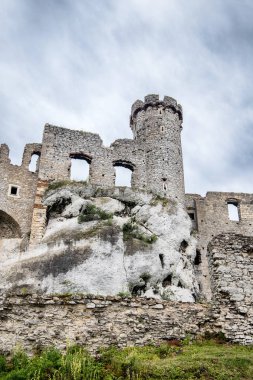 Ogrodzieniec ortaçağ kalesi kalıntıları, Silezya, Polonya.